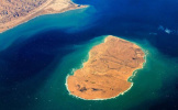 سه جزیره، یک خط قرمز