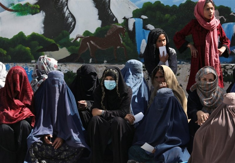 زنان در افغانستان: "ما زنده ایم، اما زندگی نمی کنیم"